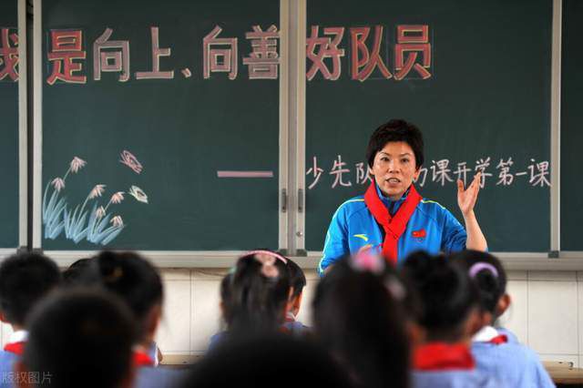 电话一通，费可欣便开口说道：叶先生，我现在已经到白金汉宫门口了，不过安保人员不让我靠近，所以我只能站在马路对面。